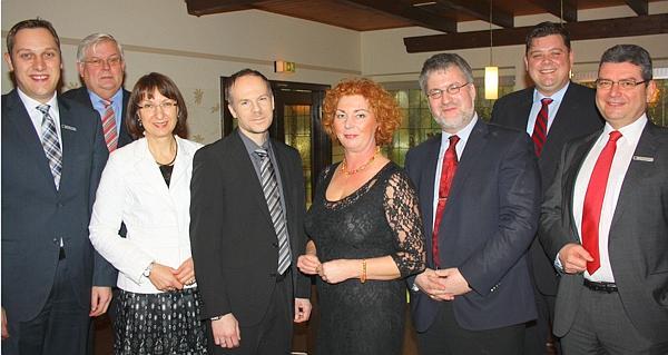 (von links): Brgermeister Matthias Huber, Karl-Hermann Reil (Fraktionsvorsitzender), Barbara Woltmann (MdB), Dr. Thomas Burgdorff (Vorsitzender), Frauke Tammen (stv. Brgermeisterin), Stephan Albani (MdB), Jens Nacke (MdL) und Landrat Jrg Bensberg
