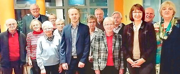 Besuch des CDU-Gemeindeverbandes Apen-Augustfehn im Pflegezentrum Augustfehn: (2.v.l.) Karl Hermann Reil, CDU-Fraktionsvorsitzender, vorne direkt in der Mitte, Thomas Burgdorff, Vorsitzender CDU Apen-Augustfehn, 2. v.r.: Barbara Woltmann